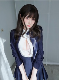Miss Coser, Silver 81 NO.111, March 2022. The second button on the shirt is missing on March 29, 2022(2)